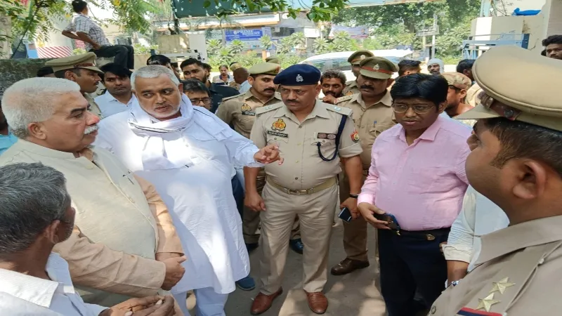 कानपुर देहात हत्याकांड : गांव पहुंचे सगे भाइयों के शव, परिजनों ने किया अंतिम संस्कार से इन्कार 