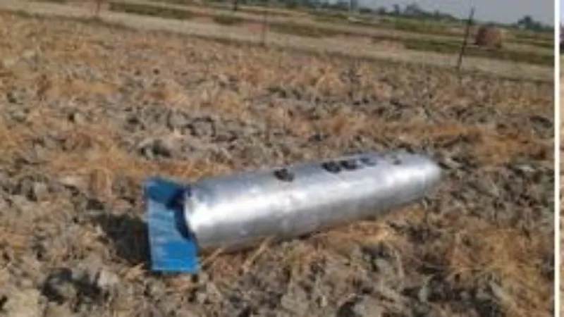 लखनऊ : खेत में गिरे विमान के फ्यूल टैंक, सेना ने किये रिकवर 