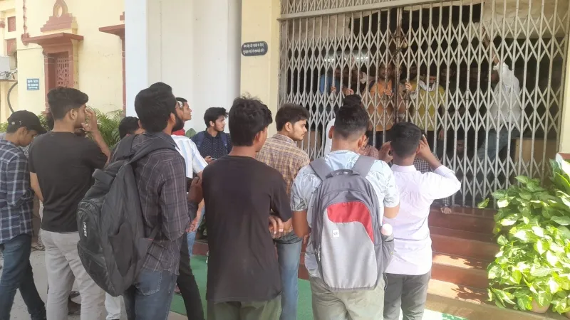 BHU में छात्रों का हंगामा, प्रवेश प्रक्रिया में धांधली का आरोप लगाकर कर रहे प्रदर्शन   
