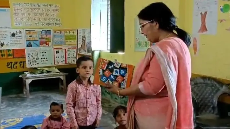 शाहाबाद के स्कूल में पहुंची मंत्री रजनी तिवारी, क्लास में बच्चों को पढ़ाया - पूछे सवाल 