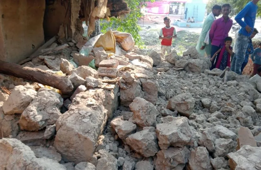 शाहजहांपुर: दीवार गिरने से मलबे में दबकर महिला की मौत, मां-बेटी घायल