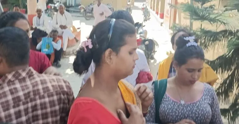 शाहजहांपुर: नेशनल हाईवे पर किन्नरों का प्रदर्शन, वाहनों पर किया पथराव...लगा जाम