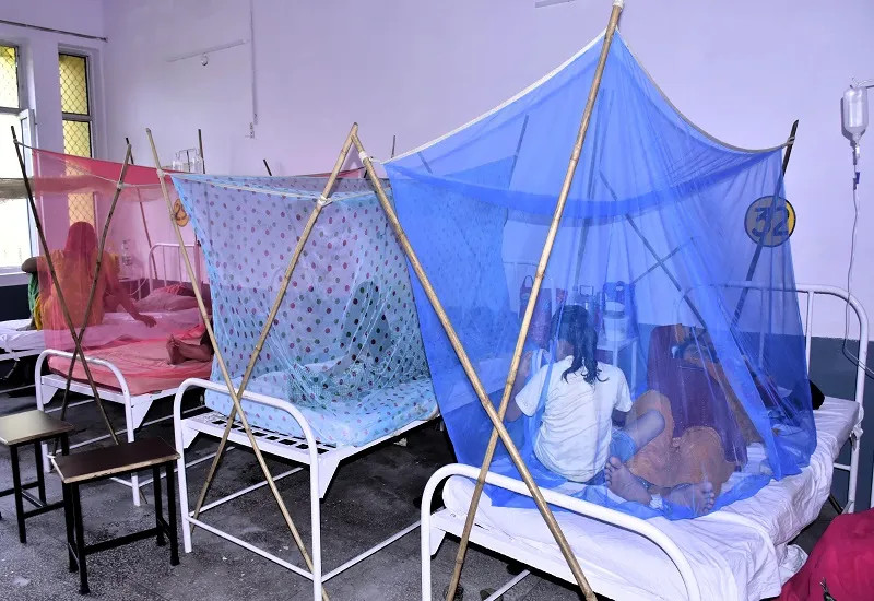 मुरादाबाद : तापमान में असंतुलन से बढ़ रहे बुखार के मरीज, अस्पताल में कम पड़ रहे बेड