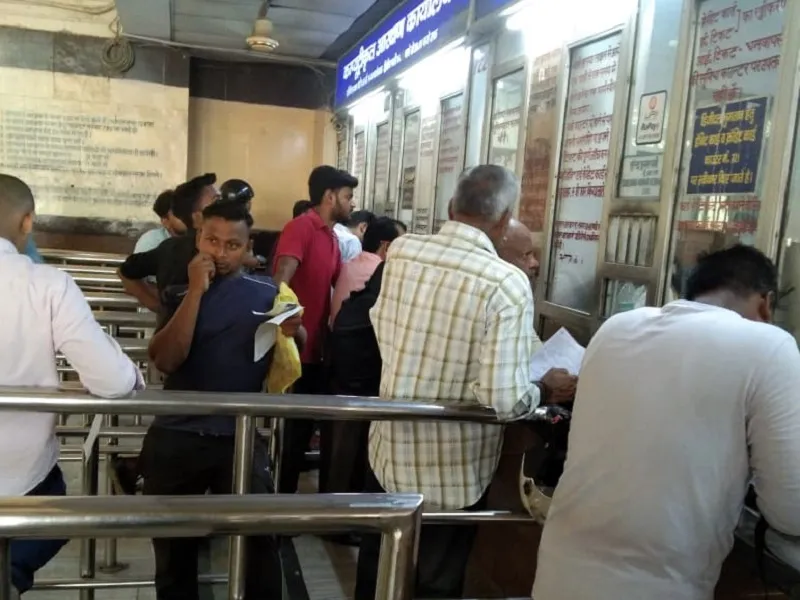 मुरादाबाद : त्योहारों के चलते ट्रेनों में भीड़ बढ़ी, सीट के लिए जद्दोजहद