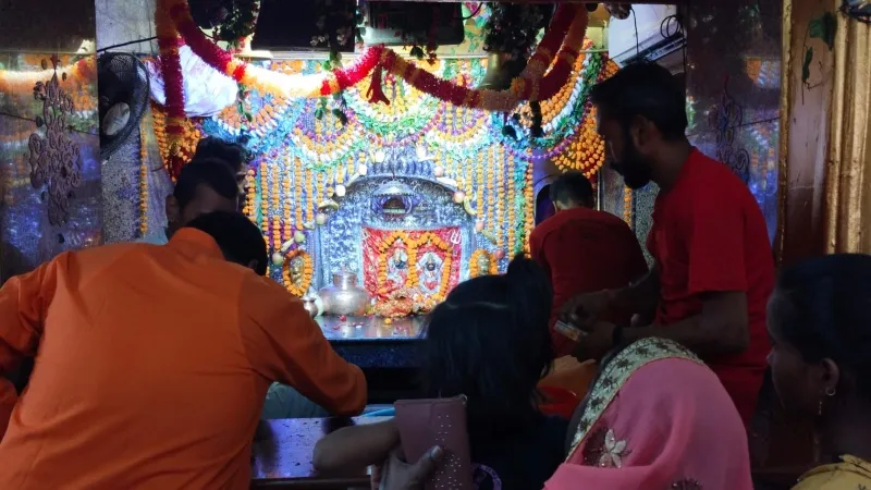 शारदीय नवरात्रि : मां दुर्गा के तृतीय स्वरुप चंद्रघंटा की स्तुति कर रहे भक्त, मंदिरों में लगी कतारें 