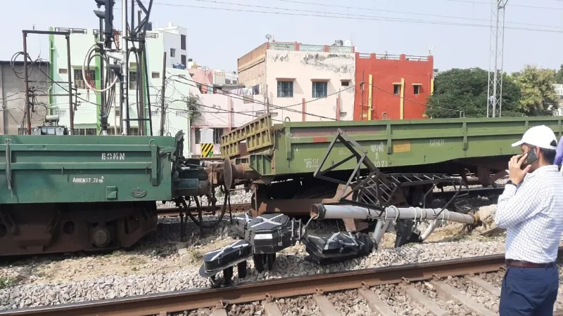 Varanasi news : कैंट जंक्शन में डिरेल हुई मालगाड़ी, हावड़ा-लखनऊ रुट पर फंसी कई ट्रेन  