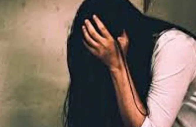 पीलीभीत: पति विदेश गया तो  जेठ कटवाने लगा फसल, महिला को छेड़ा...जानिए मामला