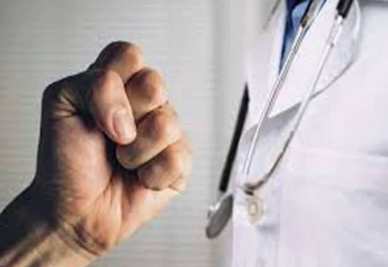 बरेली: जिला अस्पताल में डॉक्टर से मरीज ने की मारपीट और अभद्रता