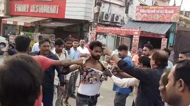 बरेली: चौकी के पास तीन युवकों ने ई-रिक्शा चालक को धुना, भीड़ ने एक को पकड़कर जमकर पीटा