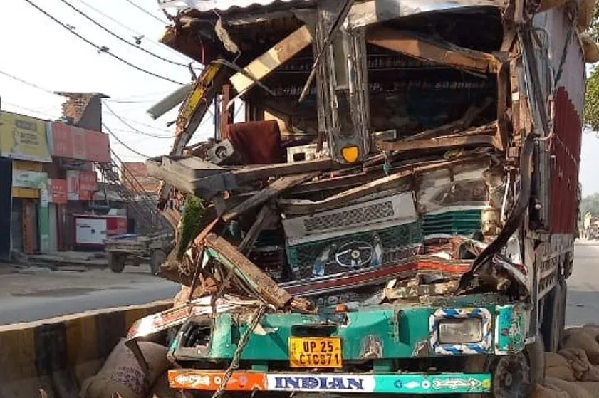 बदायूं: ट्रक में पीछे से घुसा दूसरा ट्रक, चालक की मौत...हेल्पर घायल