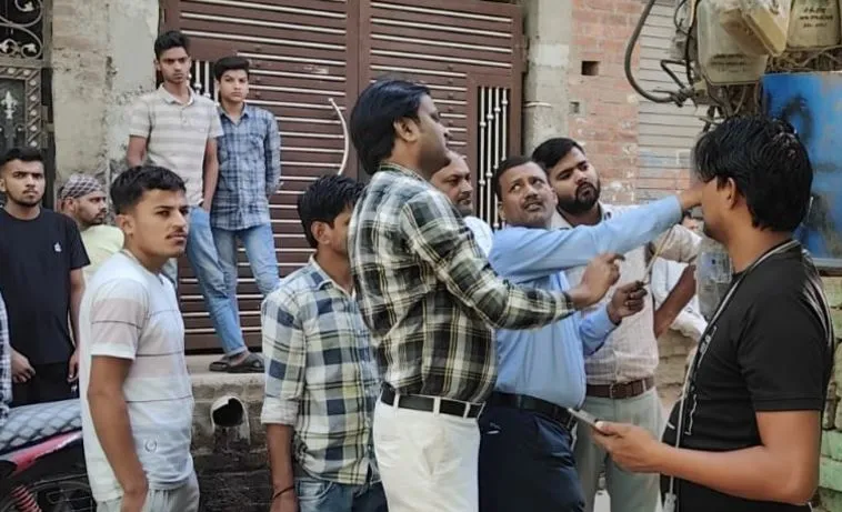 संभल: चेकिंग के दौरान 17 मीटर टेंपर्ड मिले, रिपोर्ट दर्ज