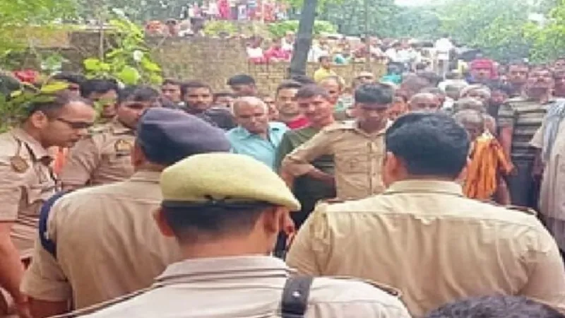 देवरिया हत्याकांड : CM योगी ने जाना घायल बच्चे का हाल, गांव में कई जिलों की फोर्स समेत PAC तैनात 