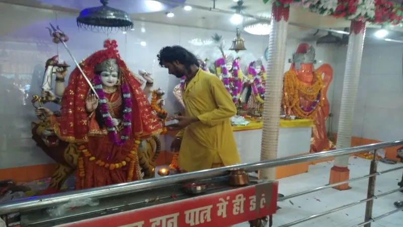 शारदीय नवरात्रि : चौथे दिन मां कूष्मांडा के लग रहे जयकारे, मंदिरों में माथा टेक रहे भक्त 