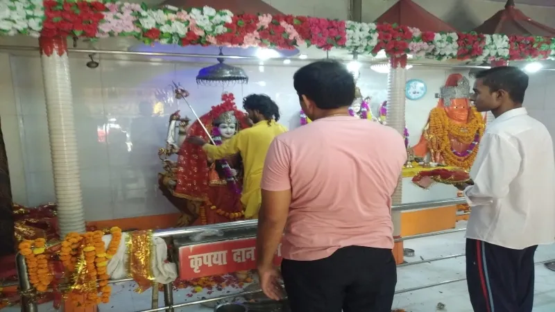 शारदीय नवरात्रि : मां स्कंदमाता के पूजन से मिलता है मोक्ष, भक्त कर रहे आराधना  