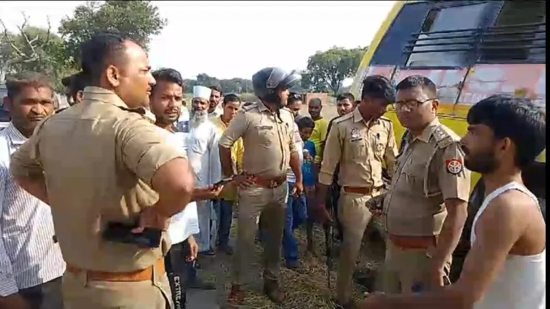 कौशाम्बी में पलटने से बची स्कूल बस, कई बच्चे घायल - ड्राइवर की लापरवाही आई सामने 
