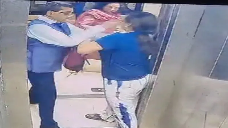 नोएडा में दंपती ने पूर्व IAS को पीटा, लिफ्ट में कुत्ता ले जाने पर हुआ विवाद 