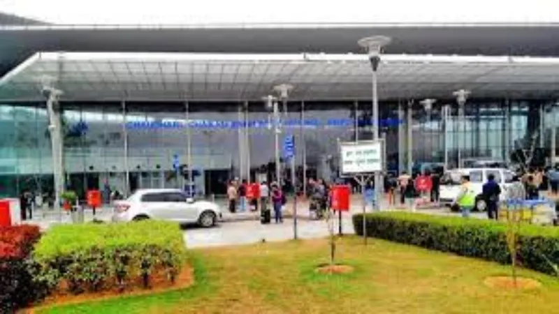 लखनऊ में महिला यात्री को छह घंटे तक एयरपोर्ट रोका, हंगामा