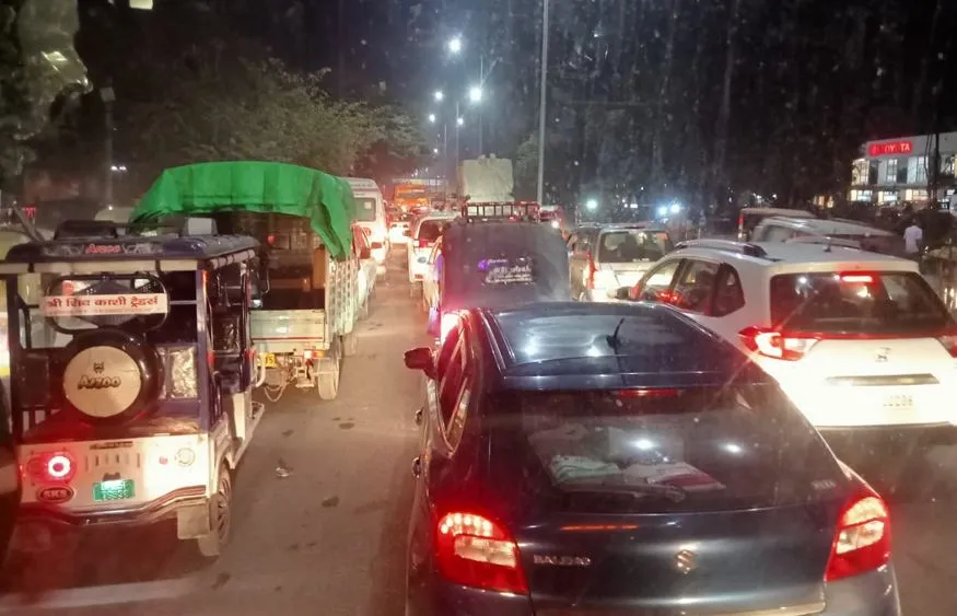 बरेली: ट्रैफिक लाइट खराब होने से मिनी बाईपास पर लगा लंबा जाम, घंटों फंसे रहे लोग