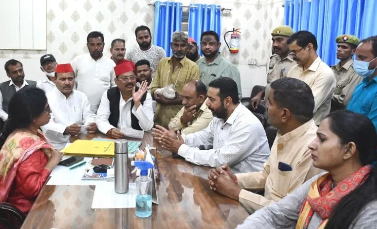 बरेली: सरकारी चिकित्सा व्यवस्था की पोल खोलने जिला अस्पताल पहुंची सपा नेताओं की टीम, ADSIC ने डॉक्टर को दी चेतावनी