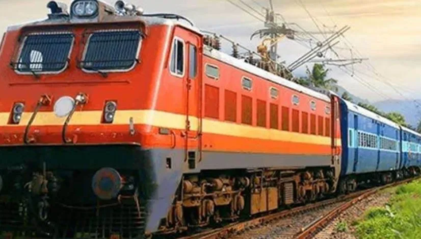 बरेली: बंद क्रॉसिंग से बाइक निकाल रहा युवक ट्रेन की चपेट में आया, मौत