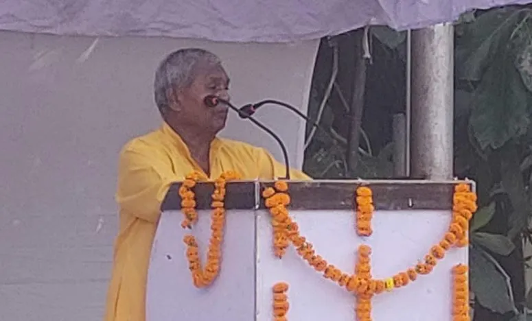 पीलीभीत: पूर्व मंत्री ने दिया धरना, बोले- मुख्यमंत्री का आदेश बेअसर...निलंबित होने चाहिए डीएम