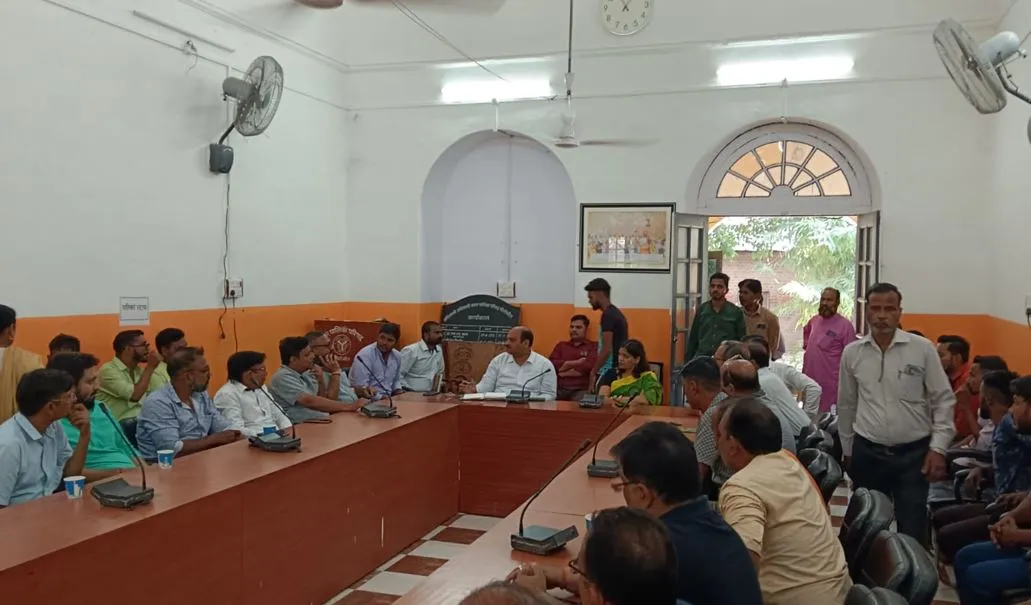 पीलीभीत: दुकानदारों ने अपना अतिक्रमण छिपाया और रेहड़ी पटरी वाले हो गए नाराज...फिर जानिए क्या हुआ?