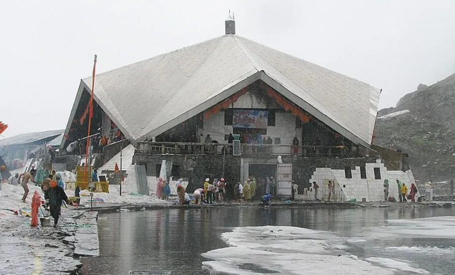 बुधवार को बंद होंगे हेमकुंड साहिब के कपाट, गेंदे के फूलों से सजाया जाएगा 