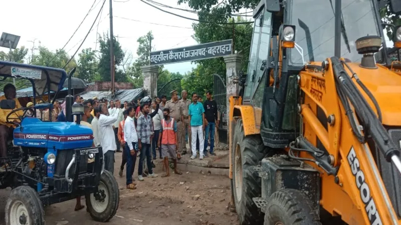 बहराइच : हाइवे पर बुलडोजर चलवाकर हटाया गया अतिक्रमण