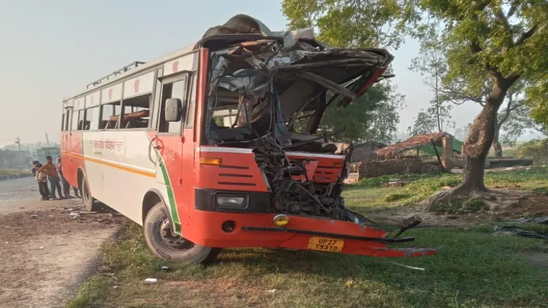 सीतापुर : बस चालक को नींद आने से ट्रक से टकराई रोडवेज बस, चालक की मौत