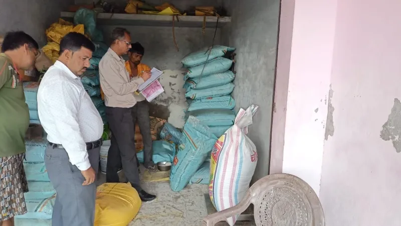 बाराबंकी : खाद के गोदाम में मिला सैकड़ो बोरा चोकर, वजन में हेरफेर पर हुआ चालान