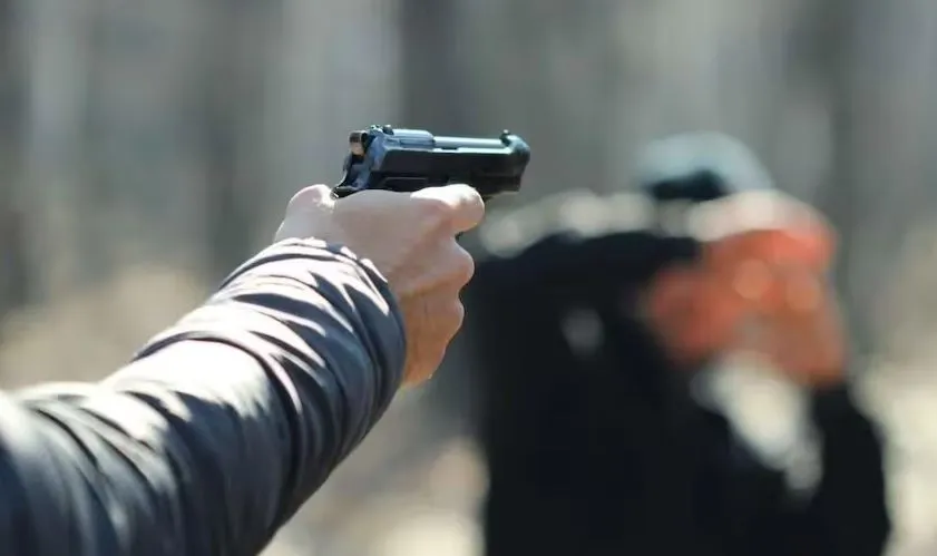 मथुरा में छेड़छाड़ का आरोपी मुठभेड़ में गिरफ्तार, पैर में गोली लगी 