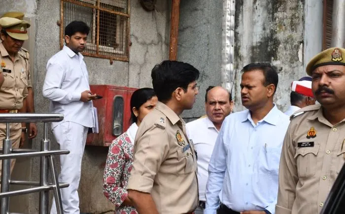 बरेली: मुख्यमंत्री की कड़ाई का असर, महिला अस्पताल पहुंचे डीएम-एसएसपी