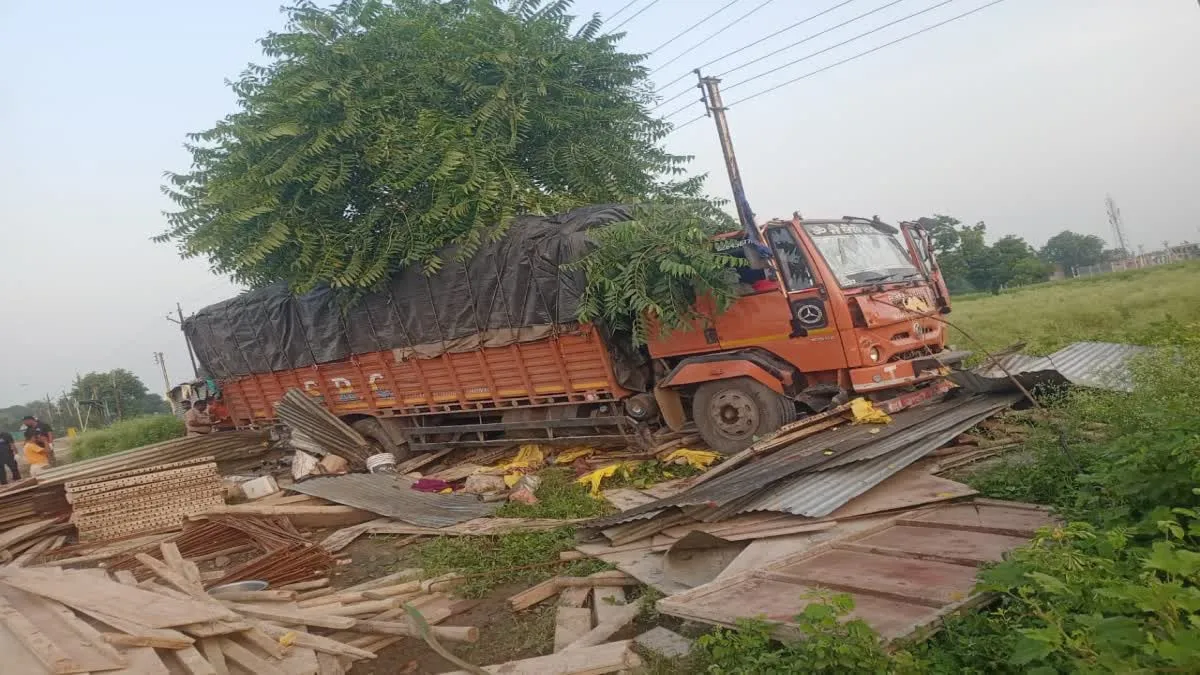 महाराष्ट्र में सड़क के किनारे सो रहे 10 मजदूरों को ट्रक ने कुचला, पांच लोगों की मौत