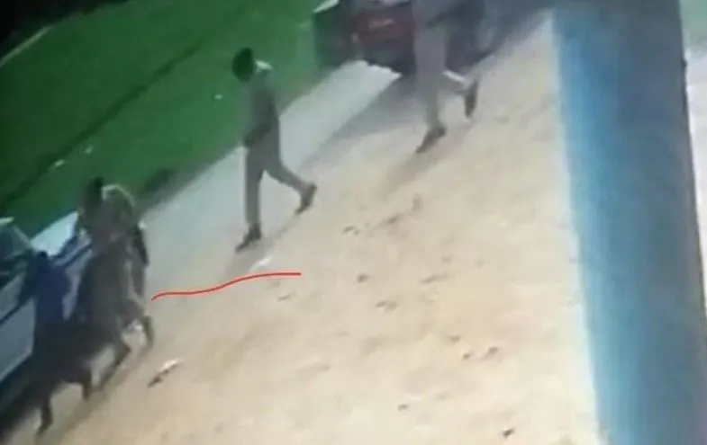 पीलीभीत: साइड नहीं दी तो वर्दी का रौब झाड़ा, टेंपो चालक को दौड़ाकर पीटा...वीडियो वायरल