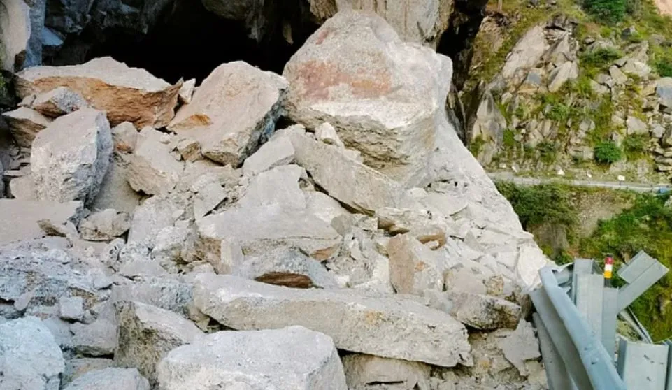 नेशनल हाईवे-05 पर पत्थर गिरने से चौरा टनल के पास फिर बंद, संपर्क कटा 