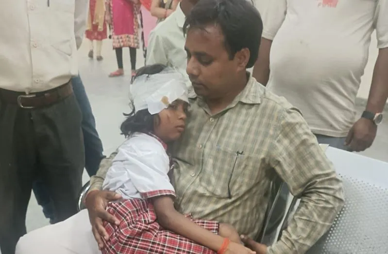 शाहजहांपुर: ट्रक ने स्कूली वैन को मारी टक्कर, नौ बच्चे घायल