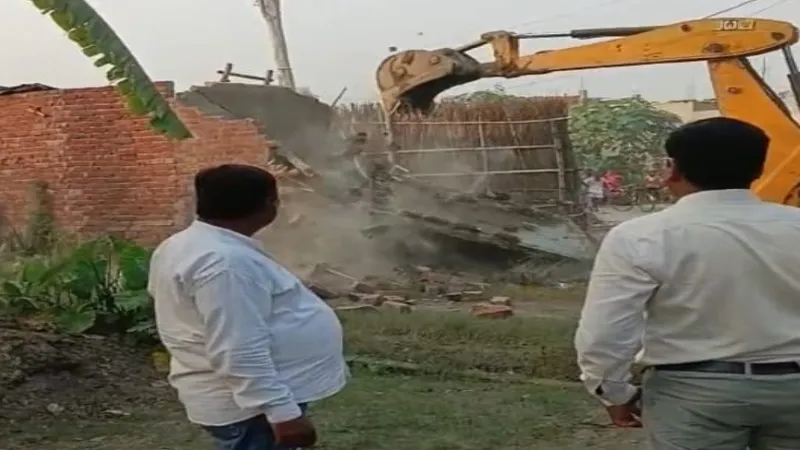 बहराइच : न्यायालय के आदेश पर प्रशासन ने हटवाया अवैध कब्जा