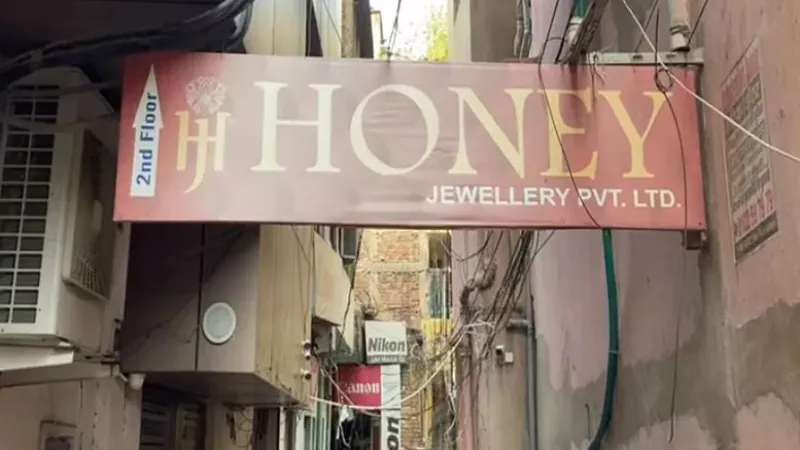 गोरखपुर में हनी ज्वैलर्स के ठिकानों पर IT Raid तीसरे दिन भी जारी, 16 किलो सोना समेत कई चीजों का हिसाब नहीं 