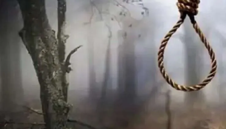 लखीमपुर-खीरी: चाकू मारने वाले मंगेतर का पेड़ से लटकता मिला शव, जानिए मामला