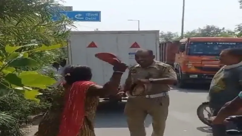 गाजियाबाद में महिला और ट्रैफिक दारोगा के बीच मारपीट, चप्पल से की पिटाई - देखें Video
