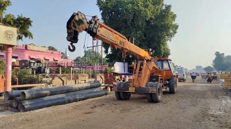 अयोध्या में रामपथ पर हाइड्रा की चपेट में आया वृद्ध, मशीन छोड़कर भागा ड्राइवर 