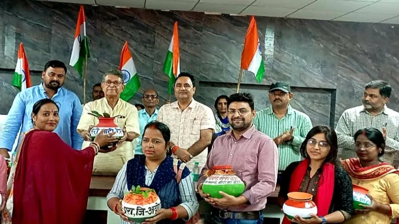 मेरी माटी मेरा देश अभियान : विधायक को सौंपी गई घरों से संकलित मिट्टी