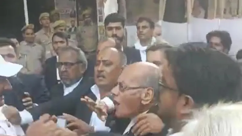 Video - प्रयागराज में बवाल, बार एसोसिएशन चुनाव प्रचार में भिड़े वकील, हाथापाई 