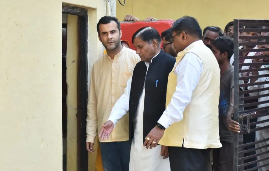 बेटे से मिलकर भावुक हुए आजम, 38 मिनट तक जेल में चली मुलाकात 