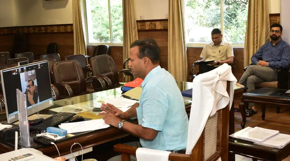 बरेली: अवकाश के दिन भी सक्रिय दिखे जिलाधिकारी, अफसरों के साथ की बैठक