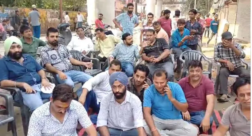 बरेली: कुतुबखाना के व्यापारियों की फड़-ठेले वालों से फिर ठनी, दुकानें बंद कर धरने पर बैठे