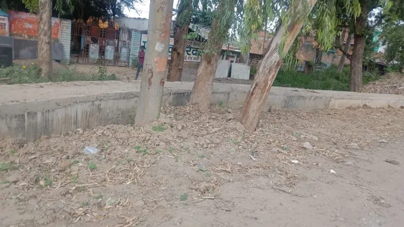 Chitrakoot: ... तो विभागीय खींचतान की वजह से बन गया बेतरतीब नाला,  एनओसी का चक्कर, जहां मिली जगह वहीं से बना डाला  