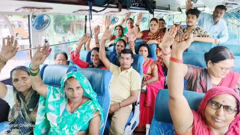 बहराइच: धरने के लिए दिल्ली रवाना हुईं जिले की आंगनबाड़ी कार्यकत्रियां