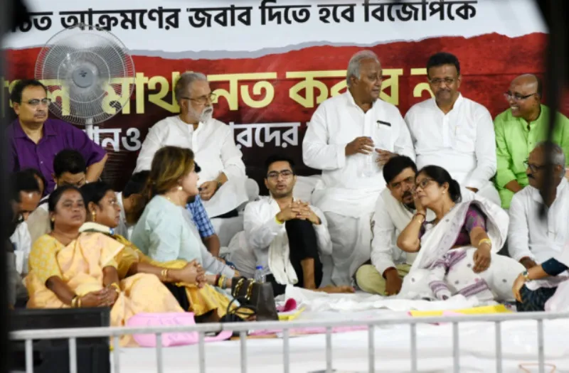तृणमूल कांग्रेस का अनिश्चितकालीन धरना तीसरे दिन भी जारी, दार्जीलिंग में राज्यापल से मिलेगा प्रतिनिधिमंडल 