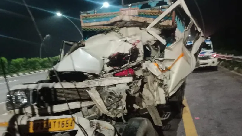 Agra Lucknow Expressway पर Unnao में कंटेनर से टकराई तेज रफ्तार पिकअप, परिचालक की मौत, चालक की हालत गंभीर